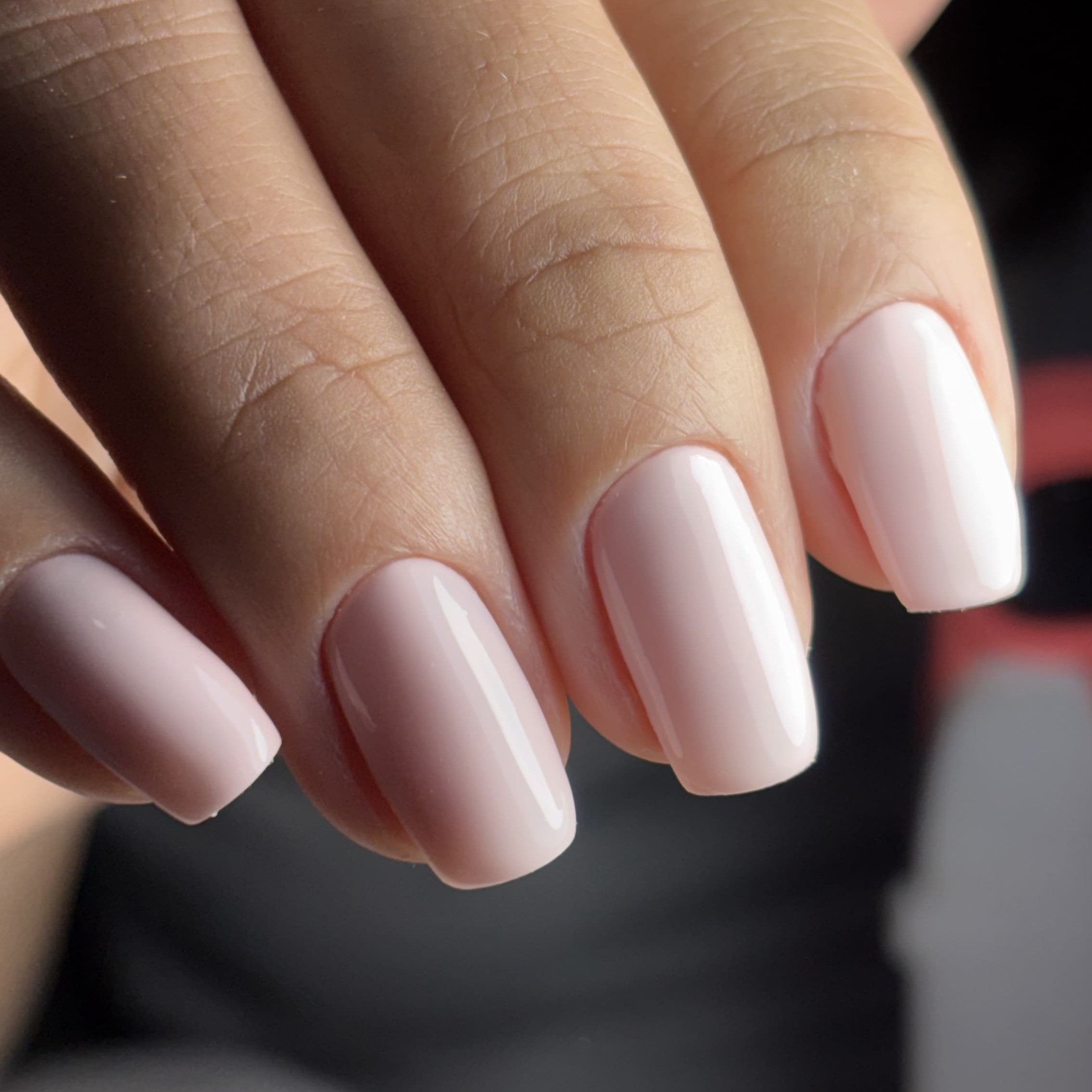 Unhas em gel nude rosé com acabamento natural e brilho intenso