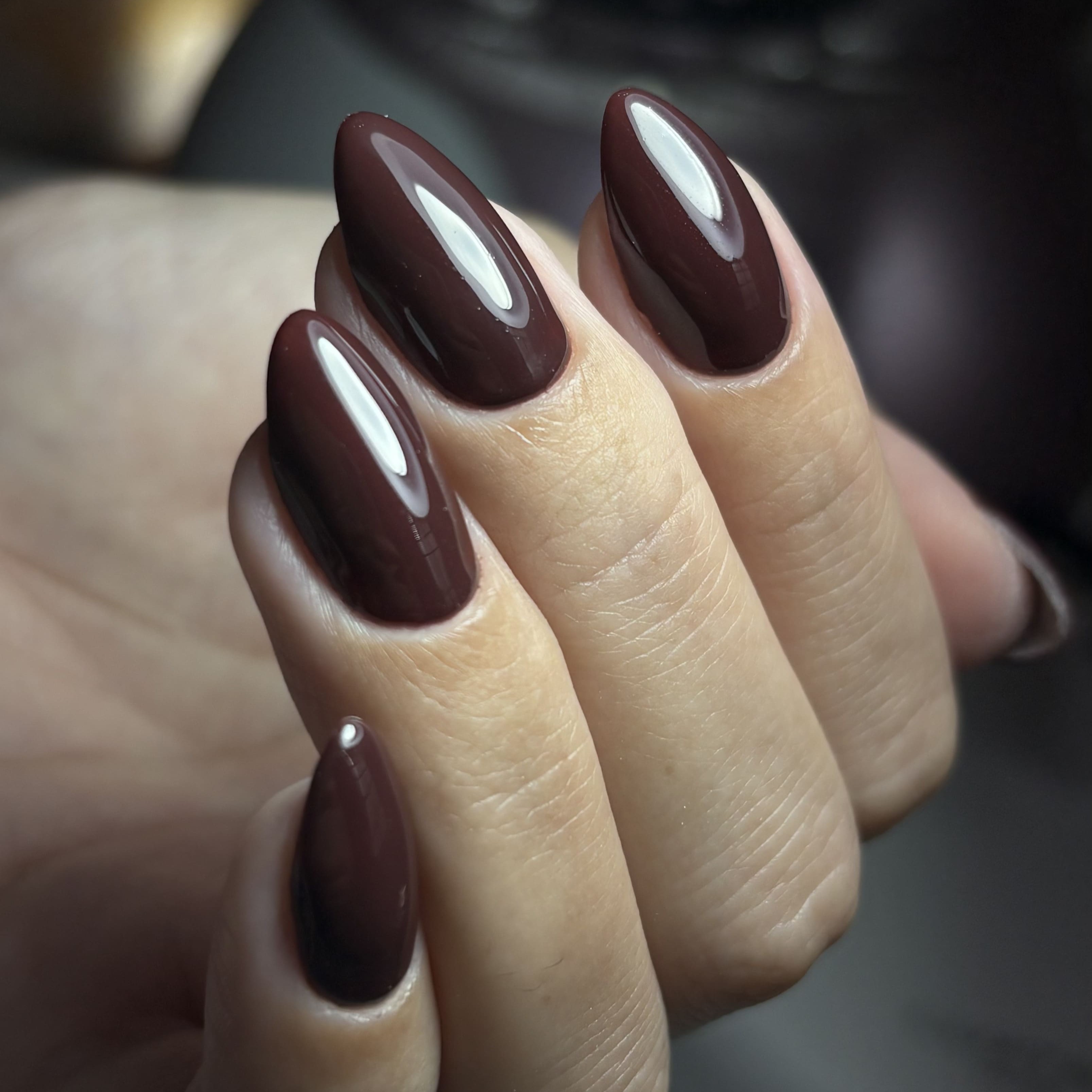 Nail art em gel com decoração minimalista e brilho sofisticado